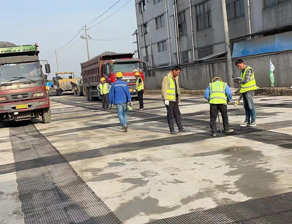 嘉陵老材料的新故事：玻璃纤维土工格栅如何在‘白改黑’浪潮中重获新生？